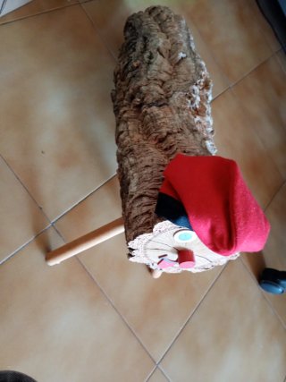 Caga Tió de fusta amb barretina