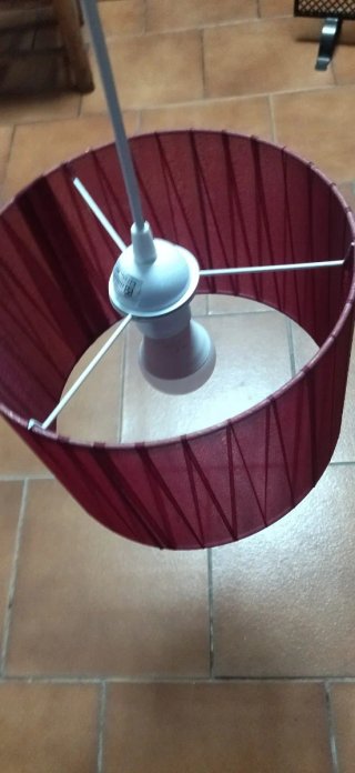 Lámpara de tela roja y blanca