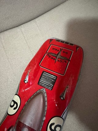Coche de carreras antiguo de hojalata