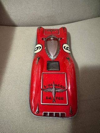 Coche de carreras antiguo de hojalata