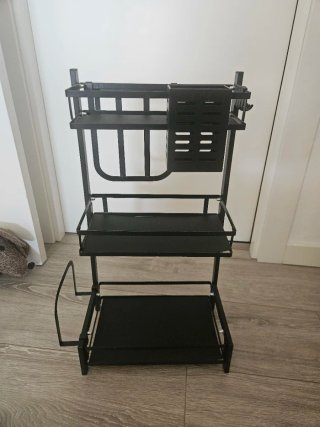 Estantería organizadora negra.