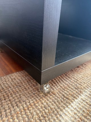 URGE VENDER Mesa auxiliar IKEA negra con ruedas
