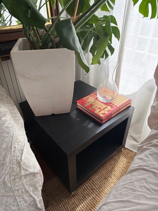 URGE VENDER Mesa auxiliar IKEA negra con ruedas