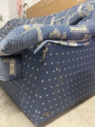 Sofá de tela azul y beige.