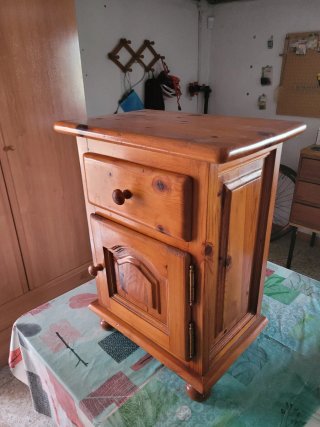 Mesita vintage de madera maciza