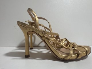 Sandalias de vestir doradas con tacon