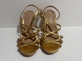 Sandalias de vestir doradas con tacon