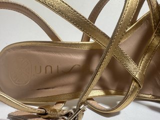 Sandalias de vestir doradas con tacon