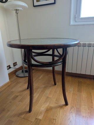 Mesa redonda y 4 sillas estilo thonet