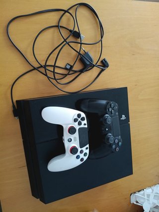 PS4 (PlayStation 4) Negra + 2 Mandos
