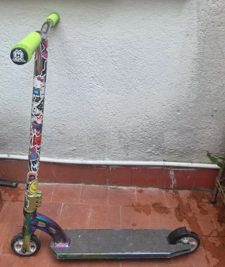 Patinete freestyle con pegatinas