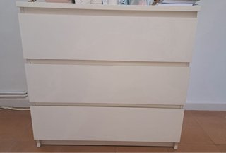 Cama con colchón, mesita y cajonera