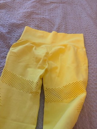 Mallas deportivas amarillas con diseño