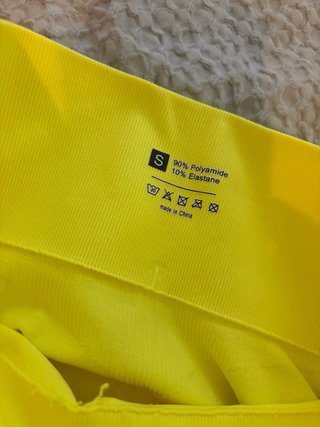 Mallas deportivas amarillas con diseño