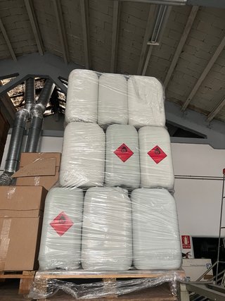 Envases plásticos grandes con símbolo de peligro