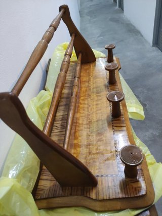 Perchero de madera con marquetería