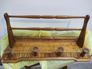 Perchero de madera con marquetería