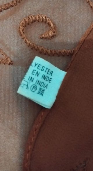 Chal elegante marrón con bordados