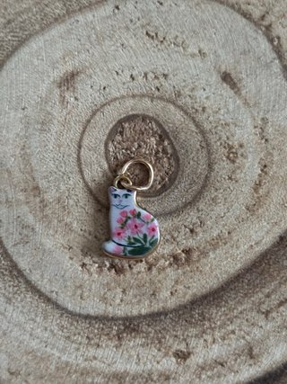Colgante de gato con flores