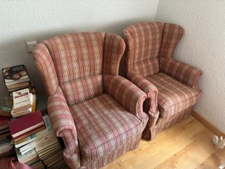 Dos Sillones orejeros tela cuadros rojo y beige