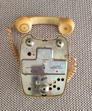 Teléfono antiguo beige