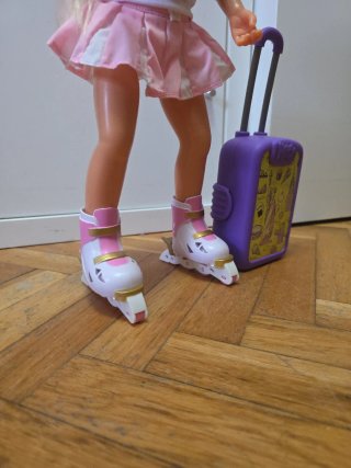 Nancy Patinadora con Maleta