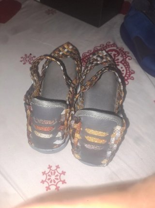 Zapatos verano cuadros marrones y dorados
