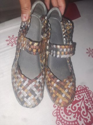 Zapatos verano cuadros marrones y dorados