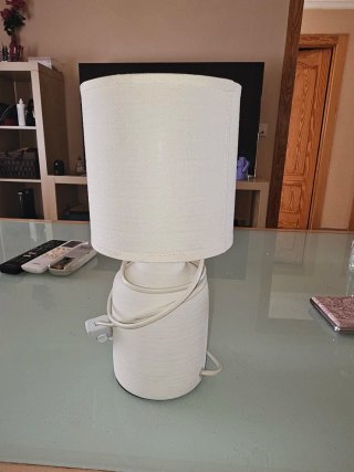 Lamparita de mesa beige y blanca