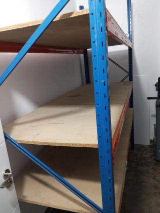 Estantería industrial metálica y madera