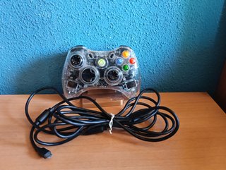 Mando para Xbox 360 con conexión por cable.