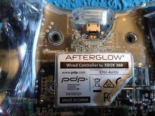 Mando para Xbox 360 con conexión por cable.
