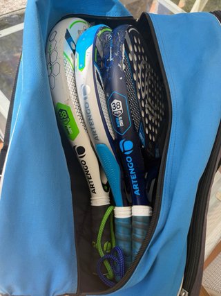 Paletero Bullpadel y 3 palas de pádel