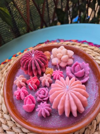 Candela fatta a mano con fiori e succulente