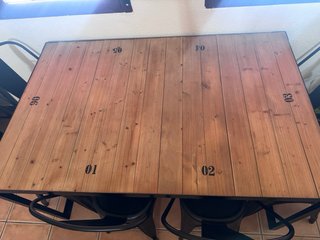 Conjunto de mesa y sillas