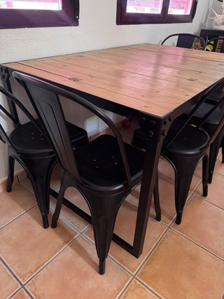 Conjunto de mesa y sillas