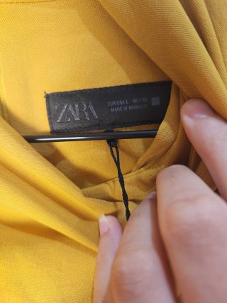 Vestido corto Zara dorado talla L
