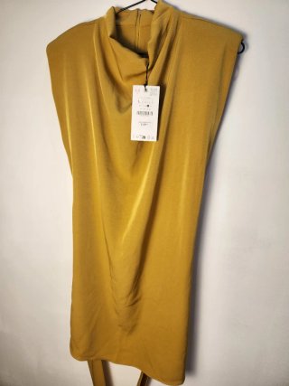 Vestido corto Zara dorado talla L