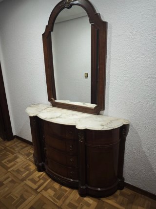 Mueble recibidor con espejo y mármol