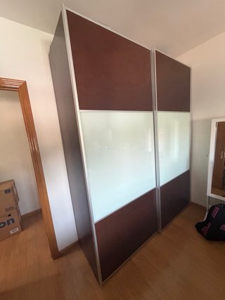 Armario puertas correderas madera y cristal