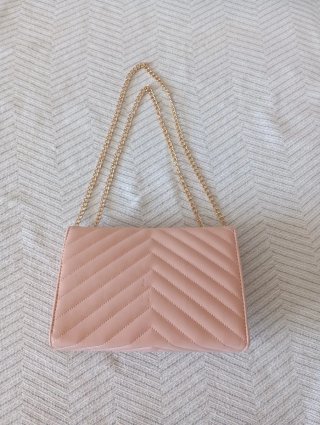 Bolso YSL rosa con cadena dorada