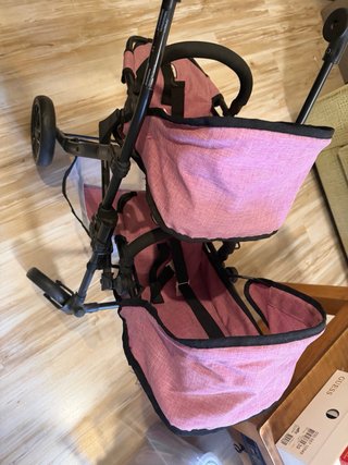 Carrito Muñecas Gemelas Rosa.