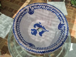 Fregadero rústico de cerámica azul y blanco