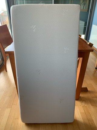 Cuna BabyKlass estilo nórdico gris y madera