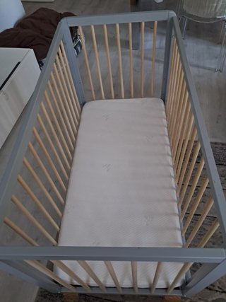 Cuna BabyKlass estilo nórdico gris y madera