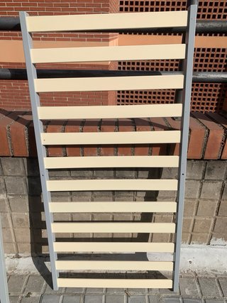 Cuna BabyKlass estilo nórdico gris y madera