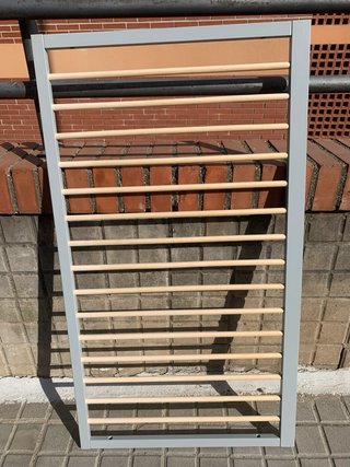 Cuna BabyKlass estilo nórdico gris y madera