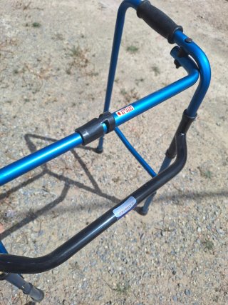 Andador azul plegable