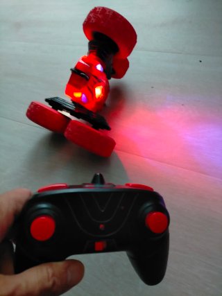 Coche teledirigido reversible con ruedas 360