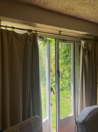 Cortinas Beige y Rojas